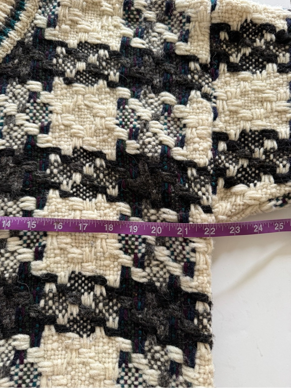 Vintage winter sweater perfection ❄️🤍
Hand knit wool cardigan - Picture 5 of 8